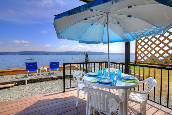 The deck at Tyee Beach House on Camano Island makes dining al fresco fun and easy.